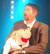 Det er bare å bøye seg i støvet for Tore Velsand Skogstad! (Bildet er fra en annen forestilling - foto: Hadeland.net)