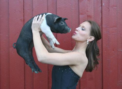 She never did "Beauty & the Beast", but posing with a cute piglet made a wonderful photo! (Foto: from Gunda's private collection)