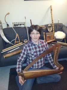 Leonid med en del av instrumentene han selv har bygget!